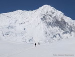 Katja en Henk met de Manaslu-north. Deze berg werd in 1964 voor het eerst beklommen door onder andere Charles Dufour.