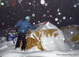 Regelmatig maken we de tenten sneeuwvrij om te voorkomen dat deze instorten. Als er in BC al zo veel sneeuw valt, hoe zal dat dan in kamp 2 zijn?