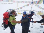 Kok Lobsang zegt vaarwel en wenst de klimmers succes.
