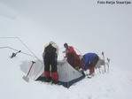 11 mei, Nuru, Lakpa en Henk zetten een tent op in kamp drie op 6800 meter