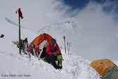 11 mei: Lakpa voor zijn tent in kamp drie op 6800 meter