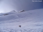 13 mei, De Colombianen zijn in de verte zichtbaar op een hoogte van 7850 meter. Twee van hen keerden terug met bevroren vingers en tenen.