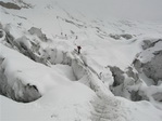 Katja op smalle sneeuwbrug (5600m).
