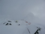 Opnieuw ingesneeuwd K1 (5750m).