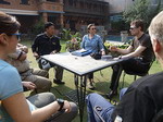 Laatste overleg met onze 'man in Kathmandu' Chhuldim, agent van Mountain Experience.
