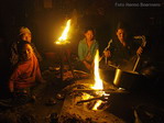 Drie zussen en een houthakker in het hutje in Karche waar we overnachtten.