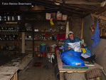 Katja bekijkt in het hutje in Bimtang, de route voor morgen.