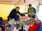 Katja en Henk sorteren het voedsel voor de hoogtekampen.