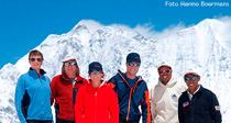 Het Manaslu-klimteam. Vlnr Katja, Henk, Miriam, Niels, Nuru en Lakpa.