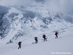 De vier Hollandse alpinisten over de gletsjer op weg naar kamp 1.